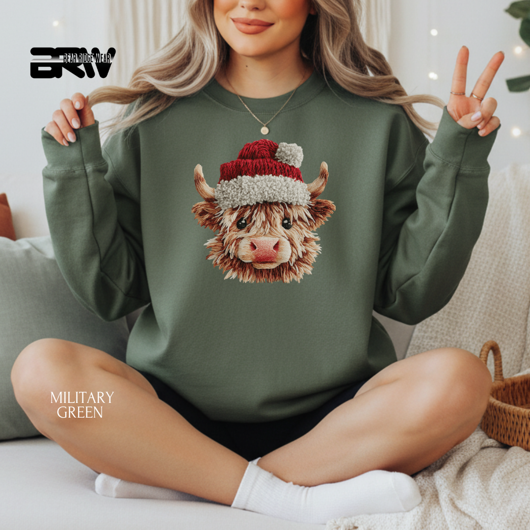 'Highland Cow Santa Hat Yarn2' Christmas Crewneck Sweatshirt